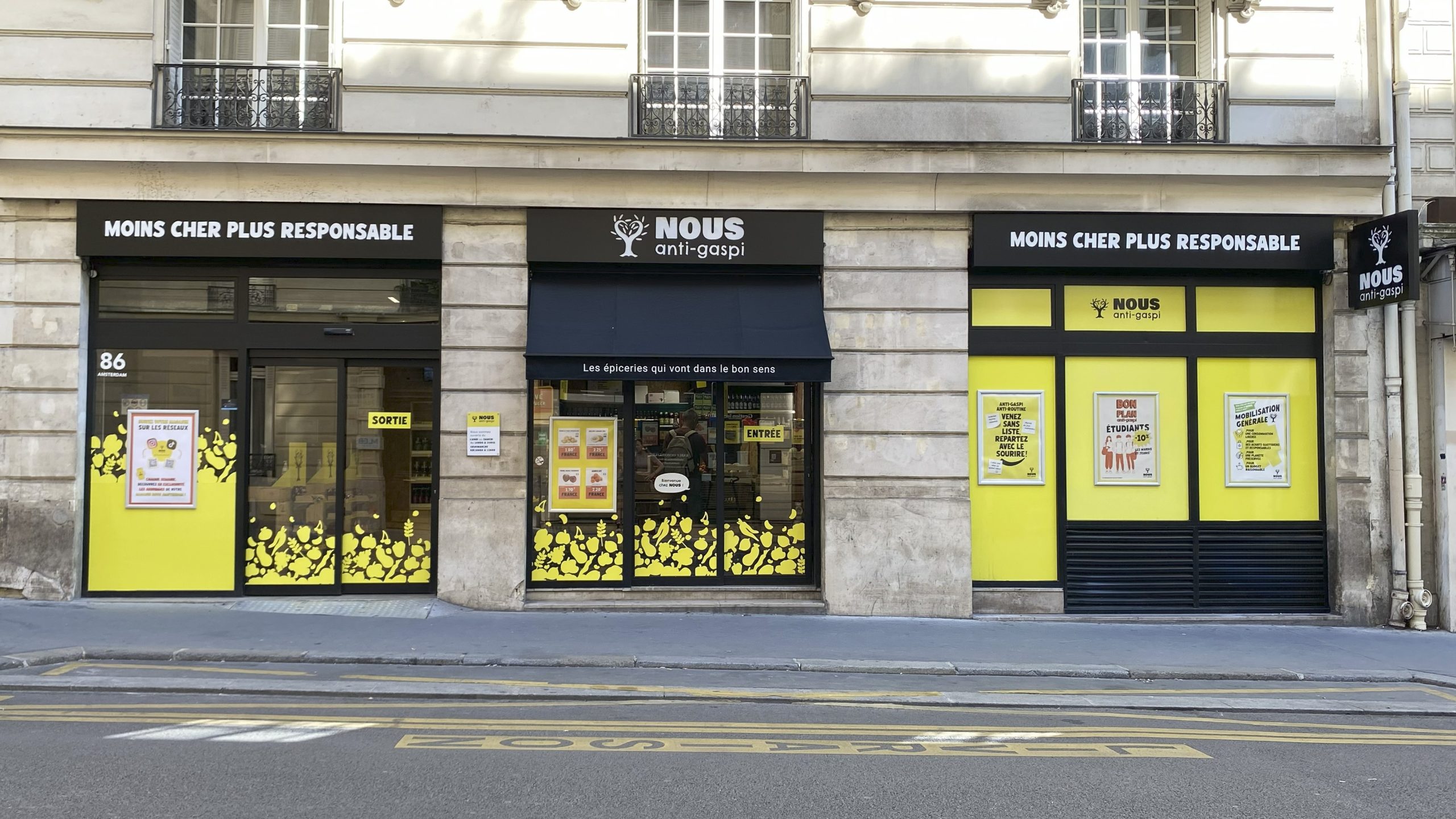 vitrine avec la vitrophanie nous antigaspi Paris Amsterdam